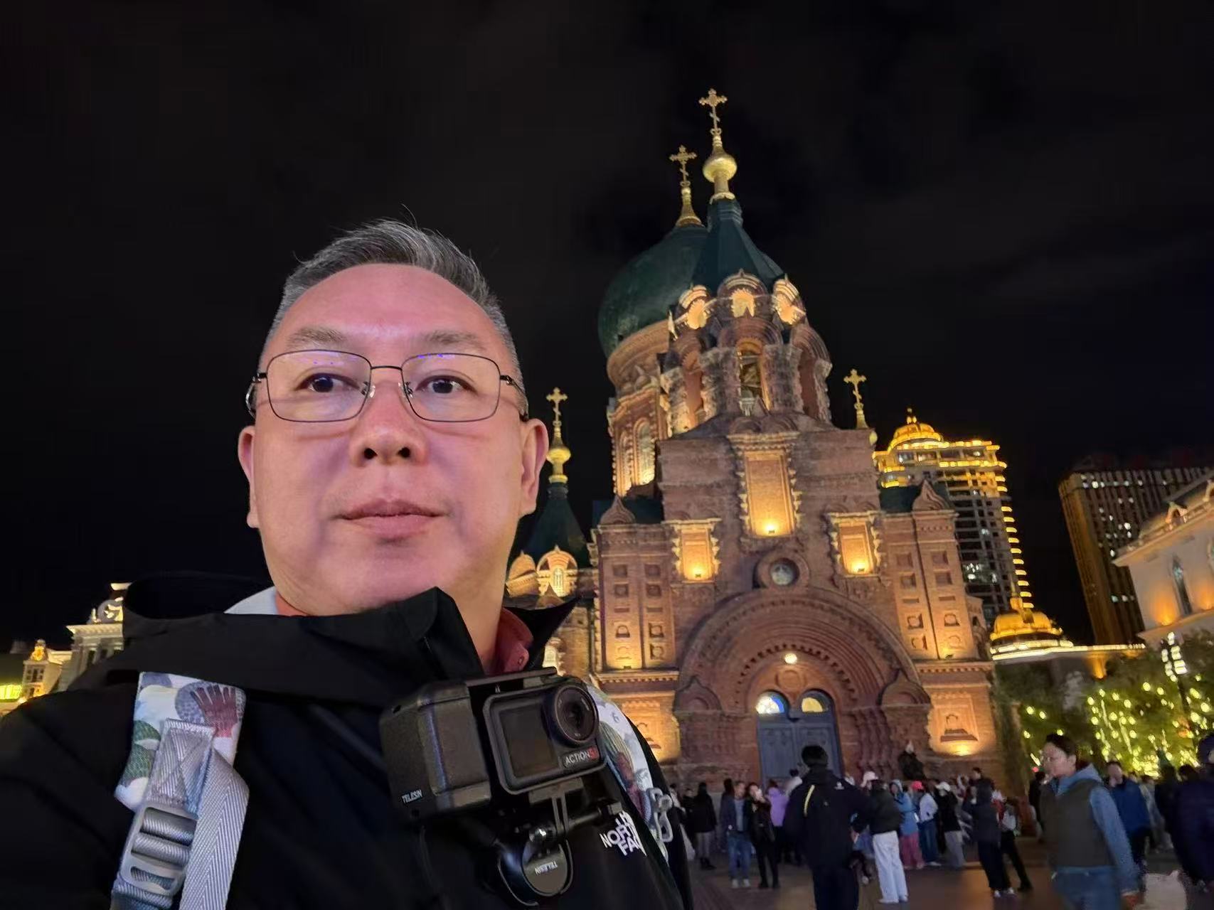 2026年10月1日，在哈尔滨圣索菲亚教堂前重拍的夜景自拍之二